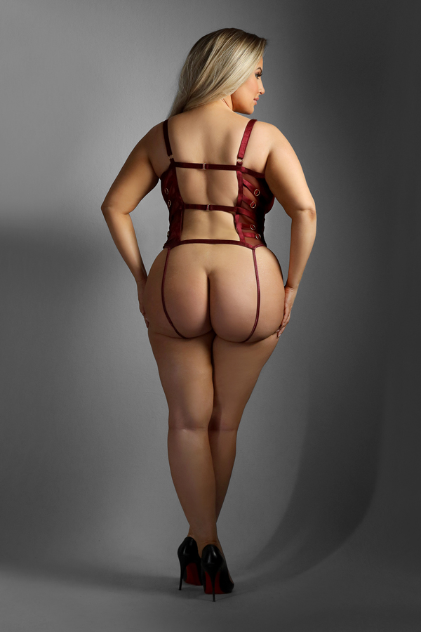 Crotchless Open Back Teddy Queen